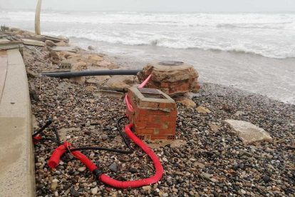 La platja de la Pineda s'ha vist greument afectada pel temporal, les pedres han arribat fins al passeig