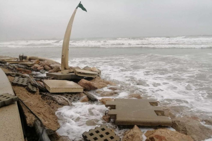 La playa de la Pineda se ha visto gravemente afectada por el temporal, las piedras han llegado hasta el paseo