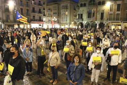 Concentración delante de el Ayuntamiento de Reus en rechazo por la inhabilitación de Quim Torra