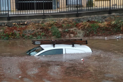 Un cotxe atrapat i els carrers inundats