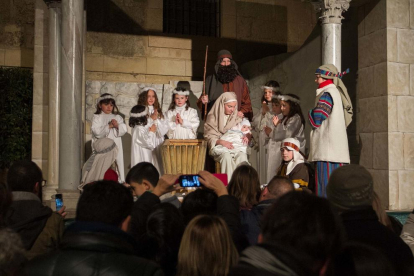 Una seixanta de petits actors i prop de quaranta dansaires de diferents escoles de Reus han tornat a donar lloc, enguany, les vuit escenes bíbliques que integren els Retaules Vivents de Nadal.