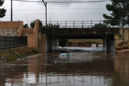 Un cotxe atrapat i els carrers inundats