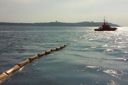 Exercici de prova contra la contaminació marina realitzat davant de Cap Salou.