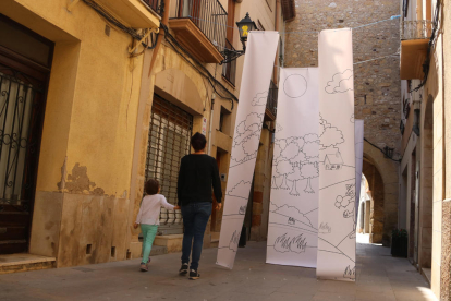 Els alumnes de l'Escola d'Art i Disseny de Tarragona i Reus han decorat els carrers de Vila-seca amb escultures fetes de llibres en motiu de Sant Jordi