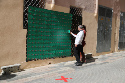 Els alumnes de l'Escola d'Art i Disseny de Tarragona i Reus han decorat els carrers de Vila-seca amb escultures fetes de llibres en motiu de Sant Jordi
