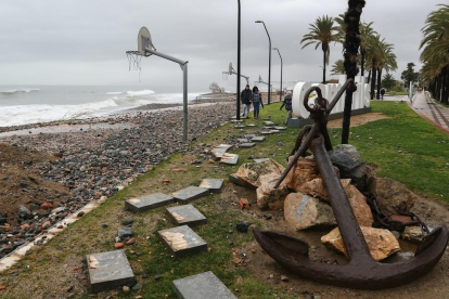 El temporal afecta greument les platges de Cambrils