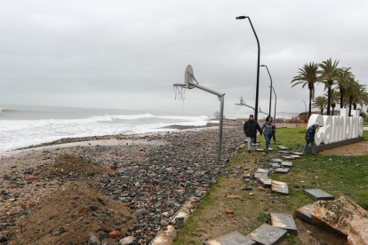 El temporal afecta greument les platges de Cambrils