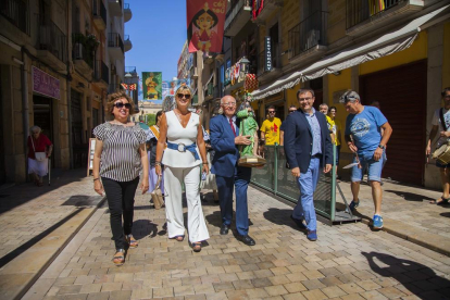 El president de les festes, Josep Ferrer, porta la imatge de Sant Roc pels carrers de Tarragona