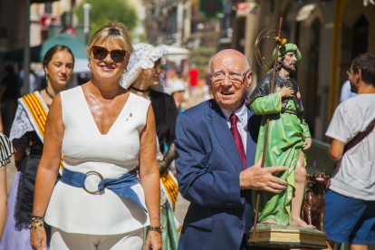 El president de les festes, Josep Ferrer, porta la imatge de Sant Roc pels carrers de Tarragona
