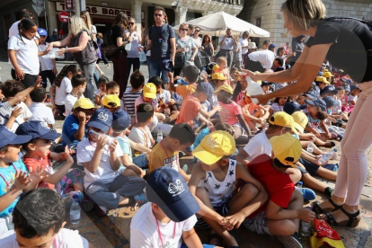La festa de Corpus amb escolars a la plaça del Mercadal de Reus