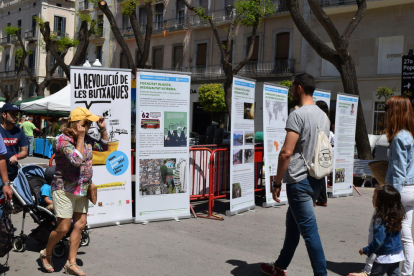 Feria de entidades de comercio justo y banca ética en la Rambla Nueva de Tarragona.