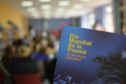 Fotografías del acto en conmemoración al Día Mundial de la Poesía 2017, que ha tenido lugar de 12h a 14h a la Biblioteca Pública de Tarragona.