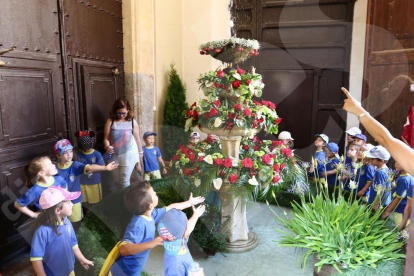 La festa de Corpus amb escolars a la plaça del Mercadal de Reus