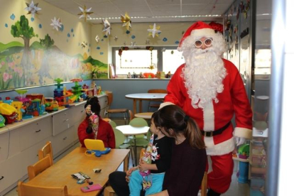 Visita de Papá Noel y actividades navideñas en la planta de pediatría del Joan XXIII