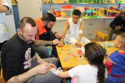 Visita del Pare Noel i activitats nadalenques a la planta de pediatria del Joan XXIII