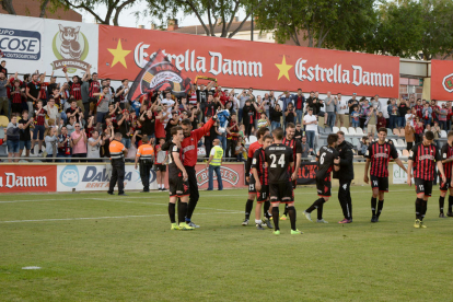 Els aficionats i els jugadors del CF Reus van poder celebrar la permanència després de la victòria contra el Sevilla Atlètic.