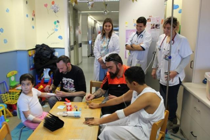 Visita del Pare Noel i activitats nadalenques a la planta de pediatria del Joan XXIII