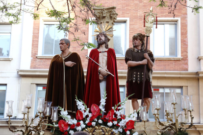 Tarragona va viure ahir dues de les activitats de la Setmana Santa que sempre han comptat amb el suport del públic, com la Processó del Dolor, que organitza la Germandat de Nostre Pare Jesús de la Passió, i el Viacrucis de la Trinitat.