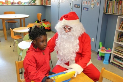 Visita del Pare Noel i activitats nadalenques a la planta de pediatria del Joan XXIII