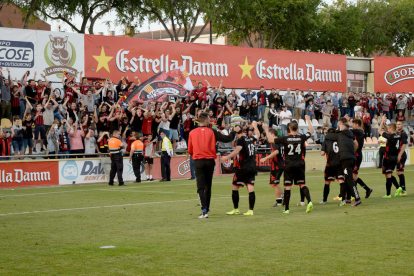 Els aficionats i els jugadors del CF Reus van poder celebrar la permanència després de la victòria contra el Sevilla Atlètic.