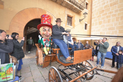 L'Home dels Nassos tanca el 2017 a Tarragona passejant des del Pla de la Seu al PArc de NAdal.