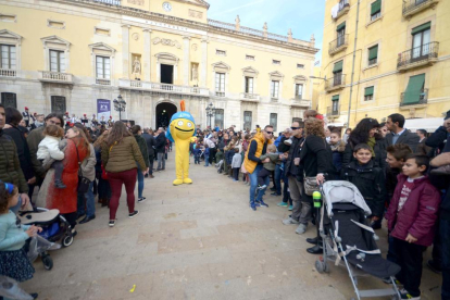 L'Home dels Nassos tanca el 2017 a Tarragona passejant des del Pla de la Seu al PArc de NAdal.