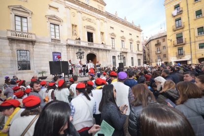 L'Home dels Nassos tanca el 2017 a Tarragona passejant des del Pla de la Seu al PArc de NAdal.