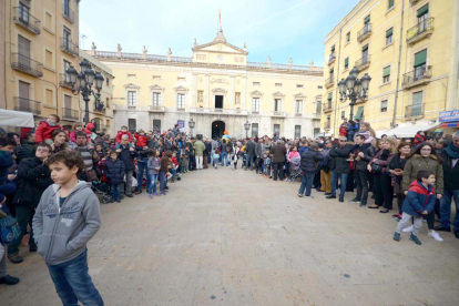 L'Home dels Nassos tanca el 2017 a Tarragona passejant des del Pla de la Seu al PArc de NAdal.