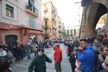 L'Home dels Nassos tanca el 2017 a Tarragona passejant des del Pla de la Seu al PArc de NAdal.