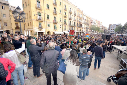 L'Home dels Nassos tanca el 2017 a Tarragona passejant des del Pla de la Seu al PArc de NAdal.