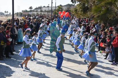 Imatges del Carnaval de Torredembarra, que ha omplert el passeig de festa.