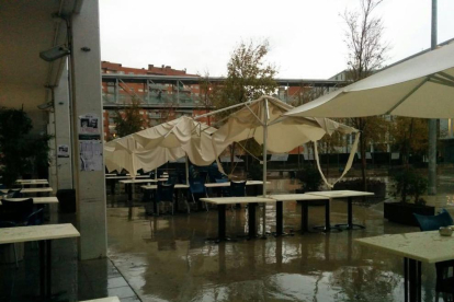 La fuerte tormenta de lluvia y viento que este miércoles ha afectado en el Camp de Tarragona ha dejado un rastro de desperfectos que muchas poblaciones.