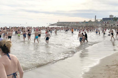 Els més atrevits, alguns disfressats, s'han trobat a la platja del Miracle per fer lúltim bany de l'any.