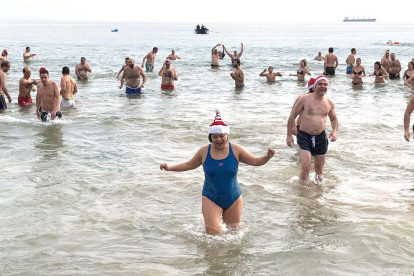 Els més atrevits, alguns disfressats, s'han trobat a la platja del Miracle per fer lúltim bany de l'any.