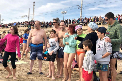 Los más atrevidos, algunos disfrazados, se han encontrado en la playa del Milagro para hacer lúltim baño del año.