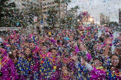 Imatges de la batalla de confeti del Carnaval de Reus