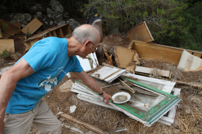 Mobles i restes d'obra s'acumulen en abocadors a la carretera del Llorito
