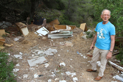 Mobles i restes d'obra s'acumulen en abocadors a la carretera del Llorito