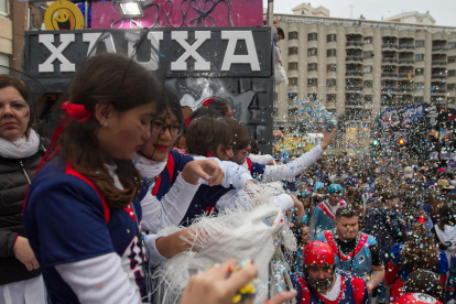 Imatges de la batalla de confeti del Carnaval de Reus