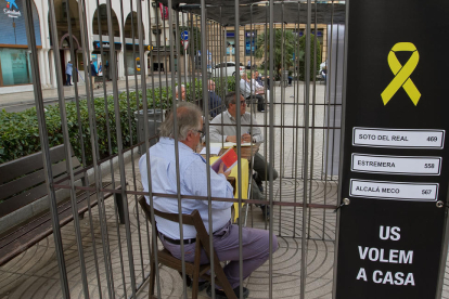 L'ANC ha instal·lat una presó a la plaça Prim per posar-se a la pell dels «presos polítics», acció que ha comptat amb el suport dels Avis i Àvies de Reus