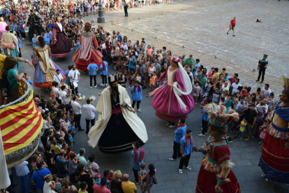 Imatges del primer dia de Festa Major de Reus, amb el pregó, la tronada i la cercavila del masclet.