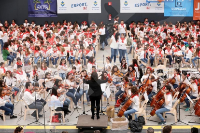 Mil joves canten per Sant Jordi a Vila-seca
