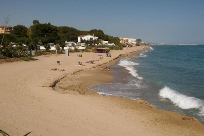 La platja del Francàs perd la meitat de sorra reposada en només dos dies
