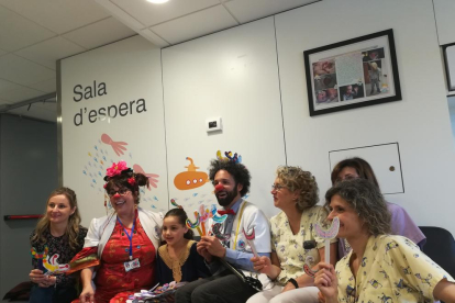 La ONG Pallapupas trabaja semanalmente en el Hospital de Tarragona repartiendo sonrisas entre los niños y niñas ingresados