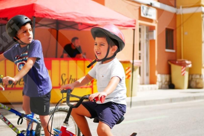 Gincana de bicicletas y carrera de patines y patinetes en la calle Goya