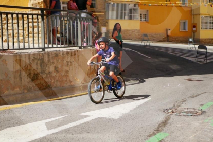 Gincana de bicicletas y carrera de patines y patinetes en la calle Goya