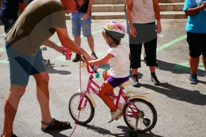 Gimcana de bicicletes i cursa de patins i patinets al carrer Goya