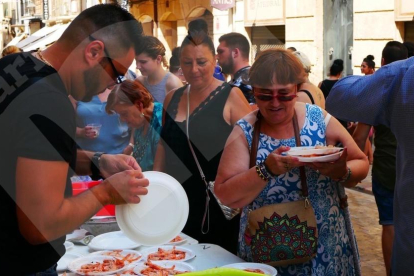 La Baixada de la Peixateria y el Cós del Bou se han convertido en el escenario de la IX Fiesta Gitana de Tarragona. La fiesta de este año coincide con el 28º Aniversario de la Asociación Gitana de Tarragona.