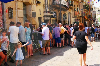 La Baixada de la Peixateria i el Cós del Bou s'han convertit en l'escenari de la IX Festa Gitana de Tarragona. La festa d'enguany coincideix amb el 28è Aniversari de l'Associació Gitana de Tarragona.
