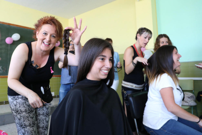 Una iniciativa de quatre alumnes ha aconseguit aplegar una vintena de noies i nenes per donar el seu cabell per poder fabricar perruques per a dones i nenes afectades de càncer.